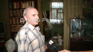 Зруйнували дах та забили труби: у Дніпрі пенсіонера намагаються виселити з будинку