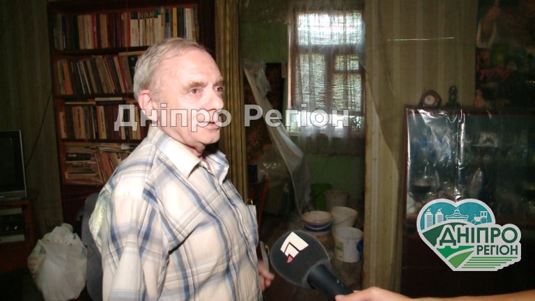 Зруйнували дах та забили труби: у Дніпрі пенсіонера намагаються виселити з будинку Зруйнували дах та забили труби: у Дніпрі пенсіонера намагаються виселити з будинку