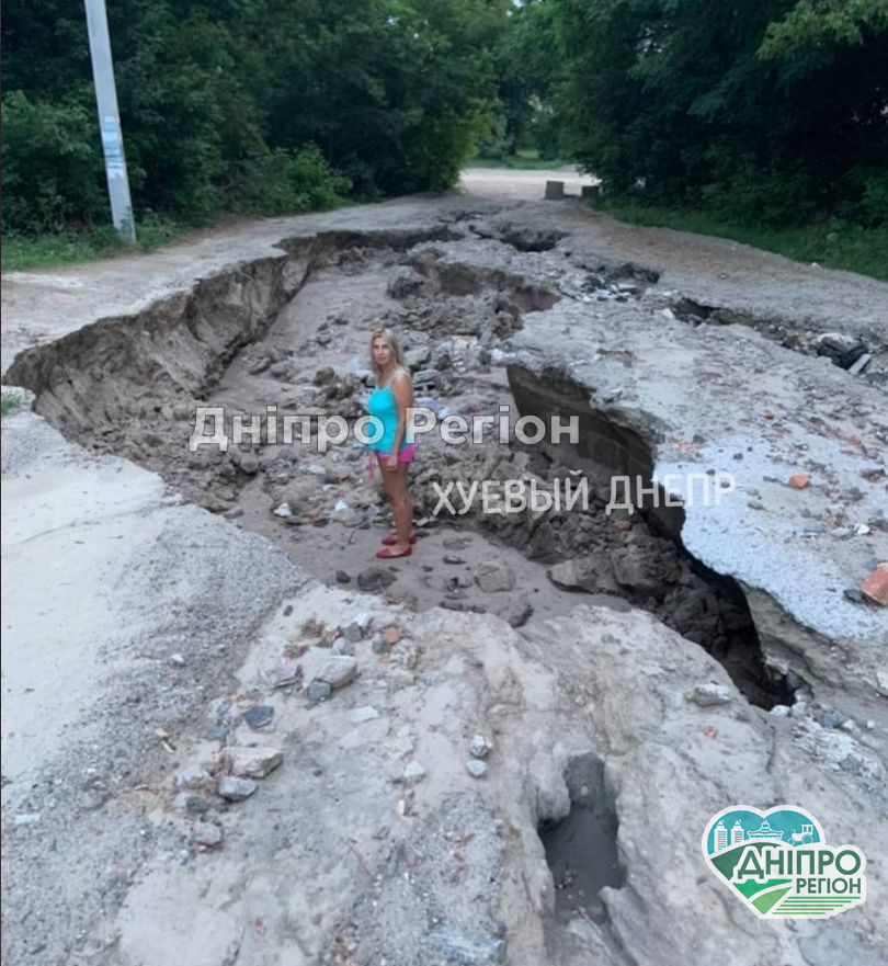 У Дніпрі біля Чаплинського кладовища утворились величезні урвища (ФОТО) У Дніпрі біля Чаплинського кладовища утворились величезні урвища (ФОТО)