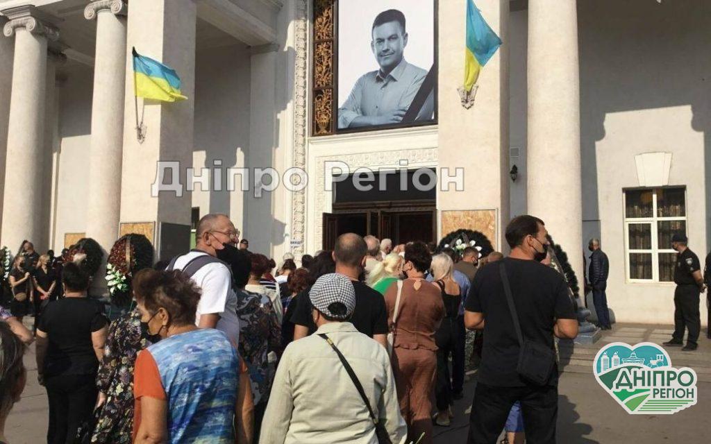 Более 70 тысяч человек пришли попрощаться с мэром Кривого Рога Константином Павловым