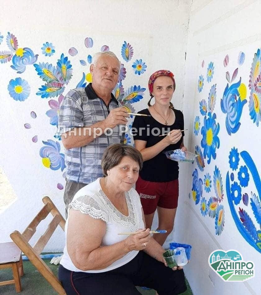 У селах Петропавлівщини та Межівщини з’явились петриківські зупинки У селах Петропавлівщини та Межівщини з’явились петриківські зупинки