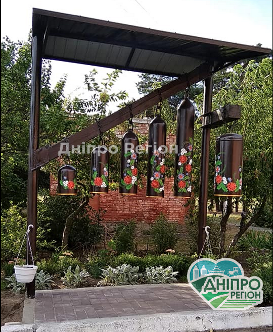 Такого ще не було: на Дніпропетровщині дзвіницю розмалювали Петриківським розписом (ФОТО) На Дніпропетровщині дзвіницю розмалювали Петриківським розписом (ФОТО)