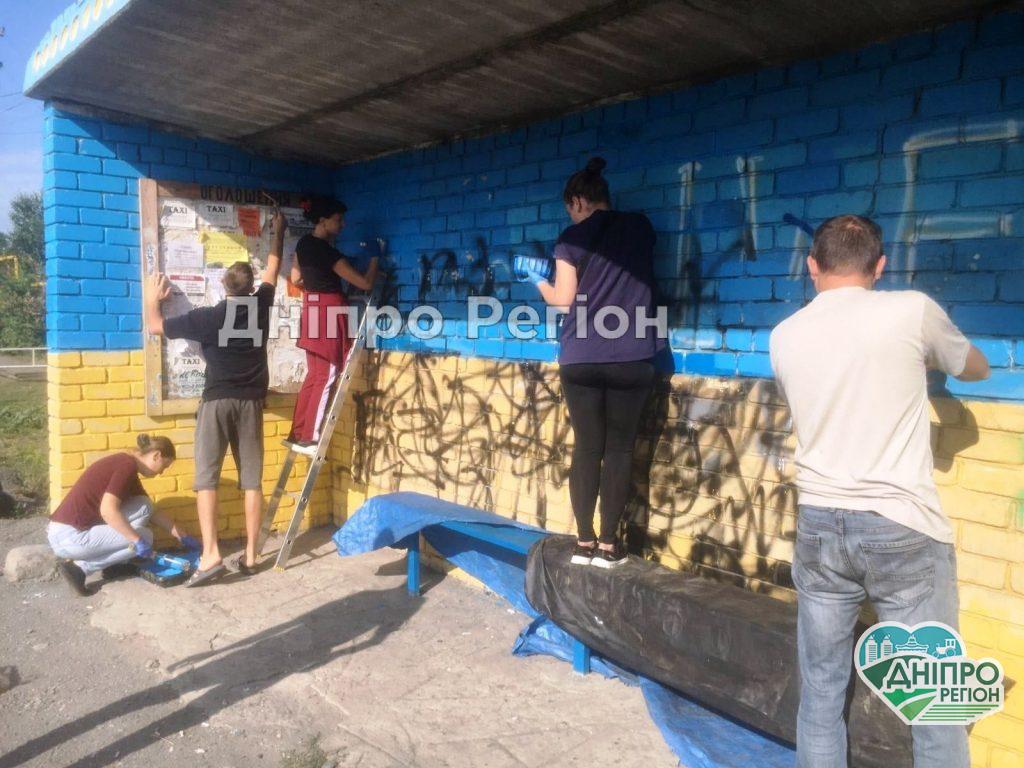 На Новомосковщині в центрі села оновили зупинку громадського транспорту (Фото)