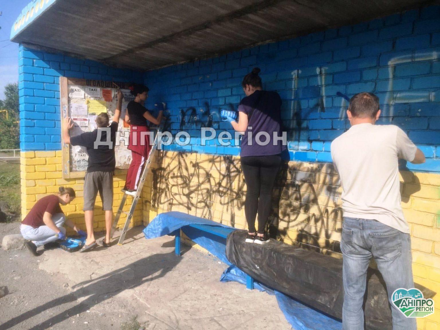 На Новомосковщині в центрі села оновили зупинку громадського транспорту (Фото)