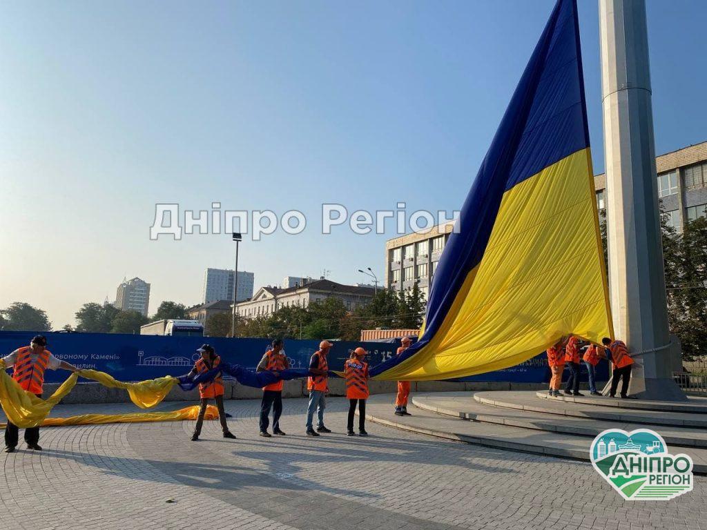 Один з найбільших стягів країни: у Дніпрі замінили 25-кілограмовий прапор Один з найбільших стягів країни: у Дніпрі замінили 25-кілограмовий прапор