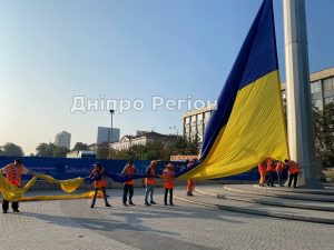 Один з найбільших стягів країни: у Дніпрі замінили 25-кілограмовий прапор