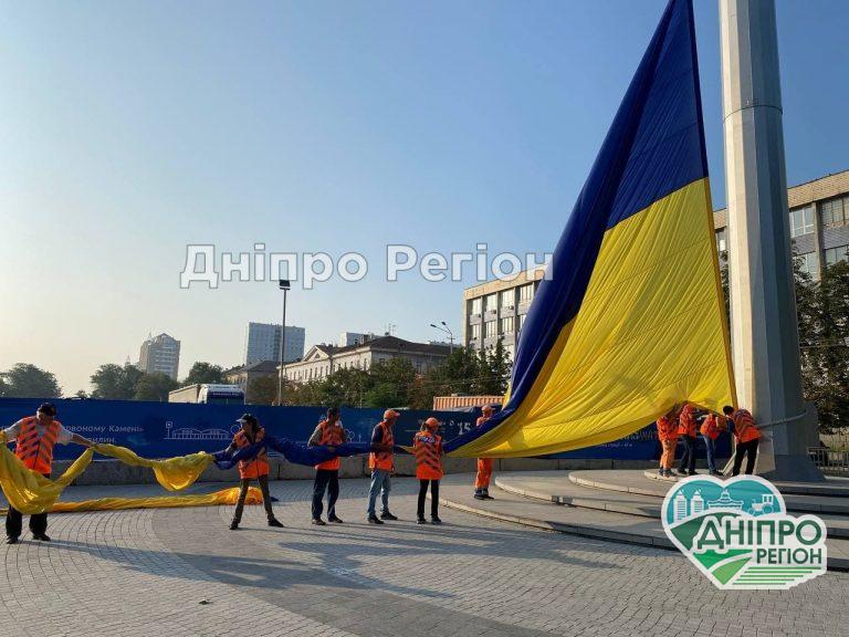 Один з найбільших стягів країни: у Дніпрі замінили 25-кілограмовий прапор