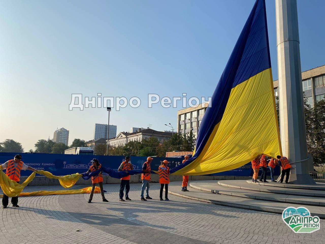 Один з найбільших стягів країни: у Дніпрі замінили 25-кілограмовий прапор