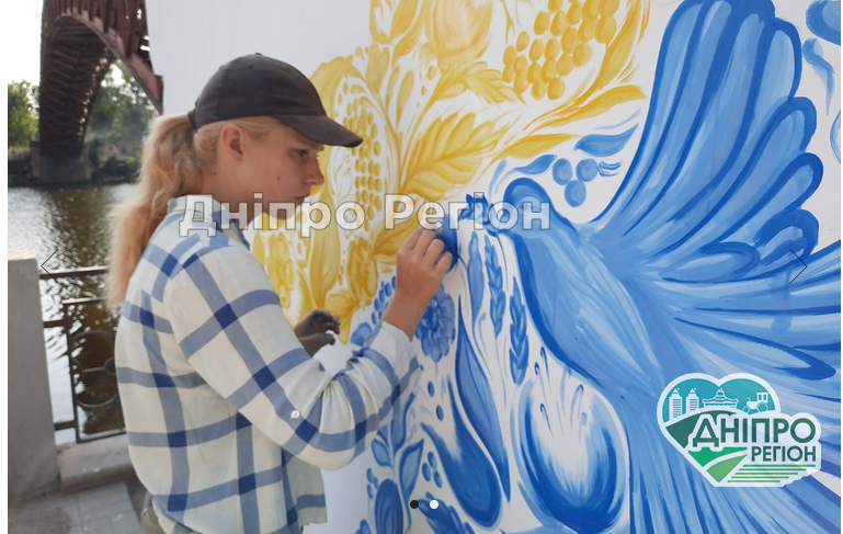 У Новомосковську горбатий міст стає витвором мистецтва У Новомосковську горбатий міст стає витвором мистецтва