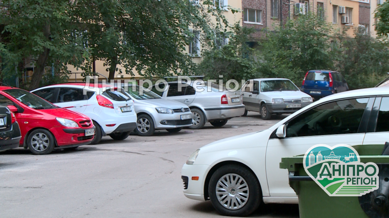 У Дніпрі автовласники скаржаться на нестачу нічних стоянок Скільки ще будемо терпіти? У Дніпрі автовласники скаржаться на брак нічних стоянок