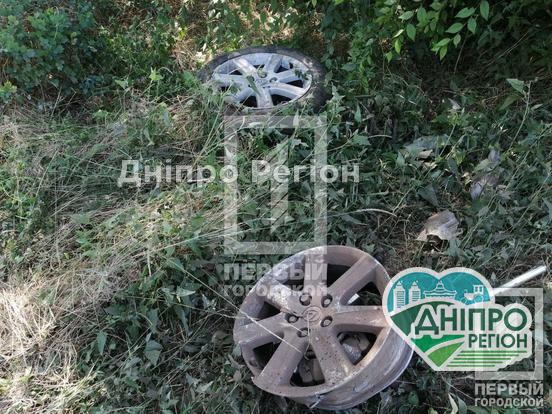 Серйозна ДТП: під Дніпром 2 легковушки розлетілись в сторони і розпались на запчастини (ФОТО) Серйозна ДТП: під Дніпром 2 легковушки розлетілись в сторони і розпались на запчастини (ФОТО)