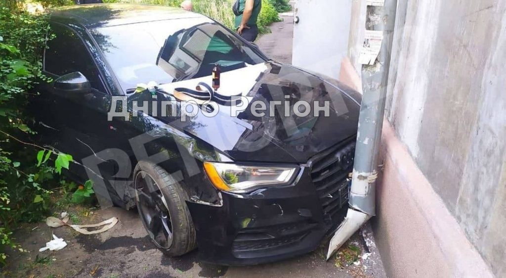 Сдавал назад и наехал на пенсионерку: в Днепре водитель сбил бабушку на лавочке Сдавал назад и наехал на пенсионерку: в Днепре водитель сбил бабушку на лавочке