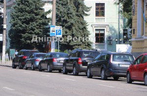 У Дніпрі оновлюють розмітку безкоштовних парковок: скільки їх по місту
