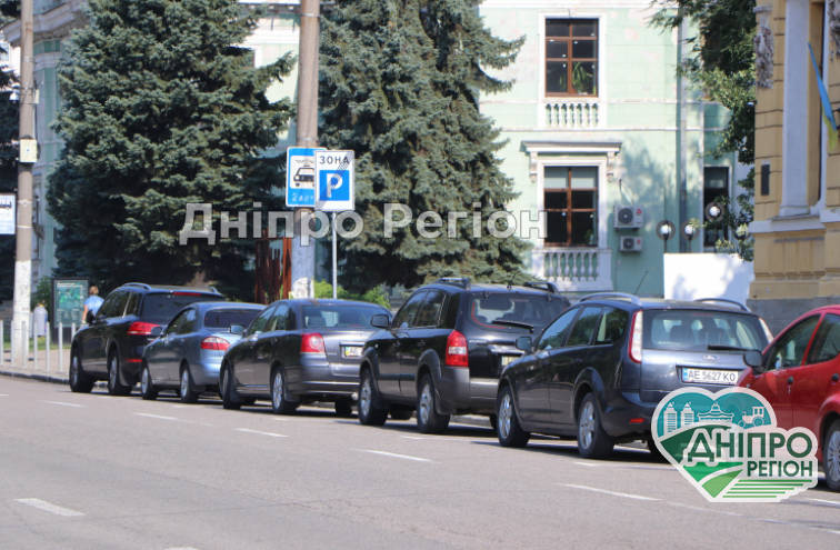 У Дніпрі оновлюють розмітку безкоштовних парковок: скільки їх по місту У Дніпрі оновлюють розмітку безкоштовних парковок: скільки їх по місту