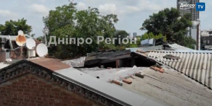 У Дніпрі по вул. Юрія Савченко мешканець зніс дах у багатоповерхівці (Відео)