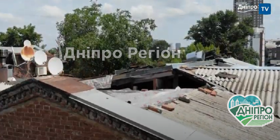 У Дніпрі по вул. Юрія Савченко мешканець зніс дах у багатоповерхівці (Відео) У Дніпрі по вул. Юрія Савченко мешканець зніс дах у багатоповерхівці (Відео)