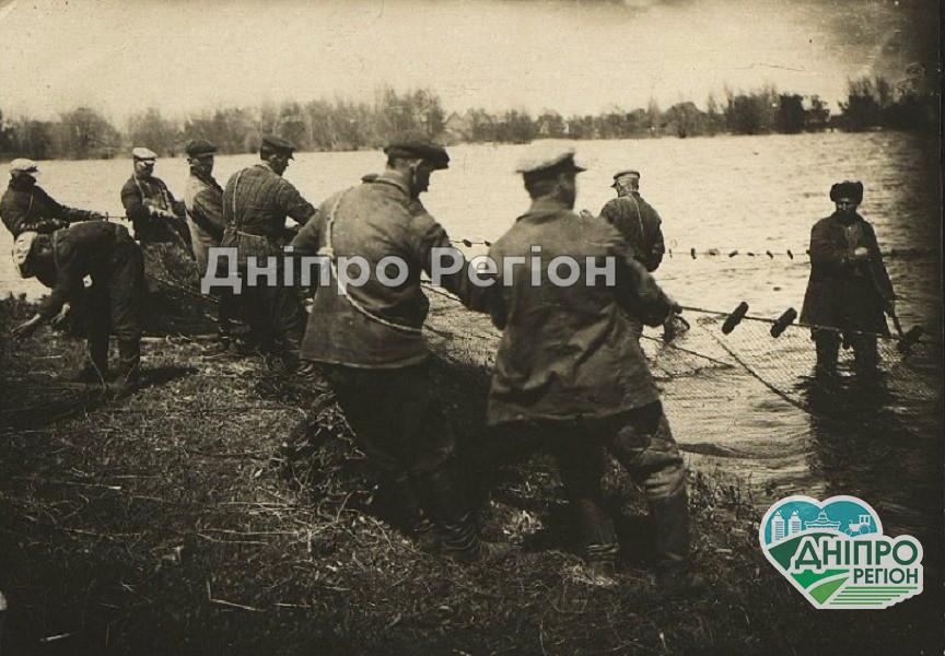 Унікальні кадри: як у Дніпрі в 30-ті роки ловили осетрів та ложками їли чорну ікру (Фото) Унікальні кадри: як у Дніпрі в 30-ті роки ловили осетрів та ложками їли чорну ікру (Фото)