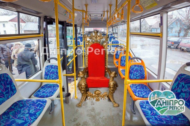 У Дніпрі в 146-й маршрутці встановили сидіння для VIP-клієнтів (ФОТО)