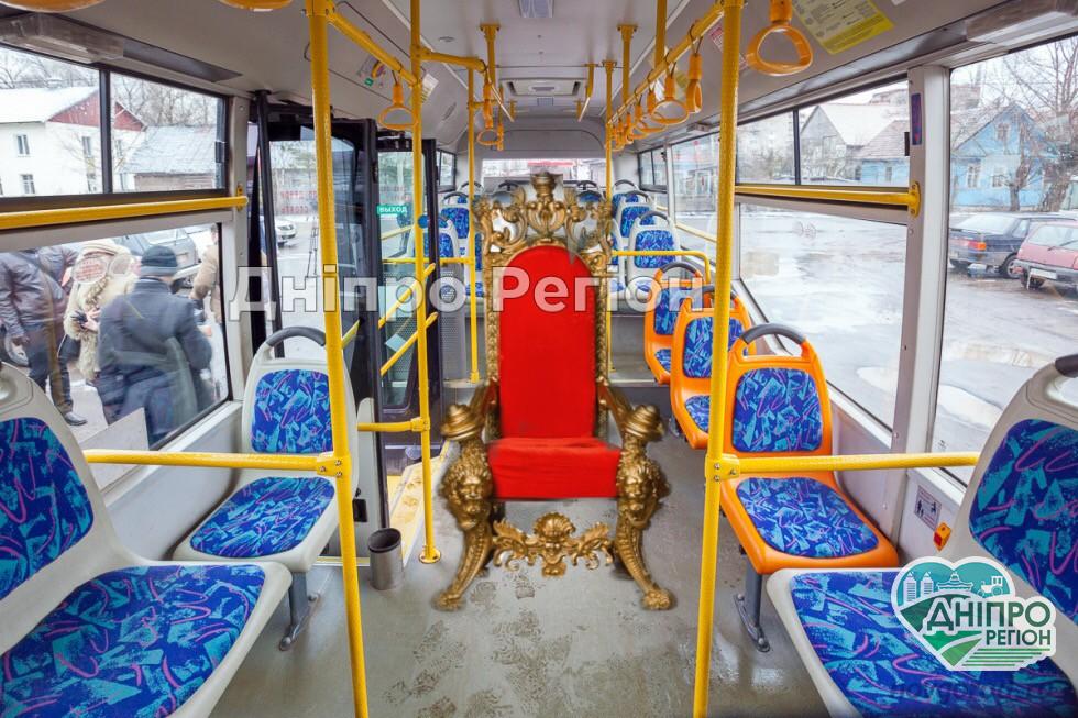У Дніпрі в 146-й маршрутці встановили сидіння для VIP-клієнтів (ФОТО) У Дніпрі в 146-й маршрутці встановили сидіння для VIP-клієнтів (ФОТО)