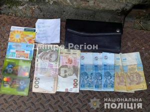 В Днепре у пенсионерки в транспорте вытащили все сбережения: вора задержали