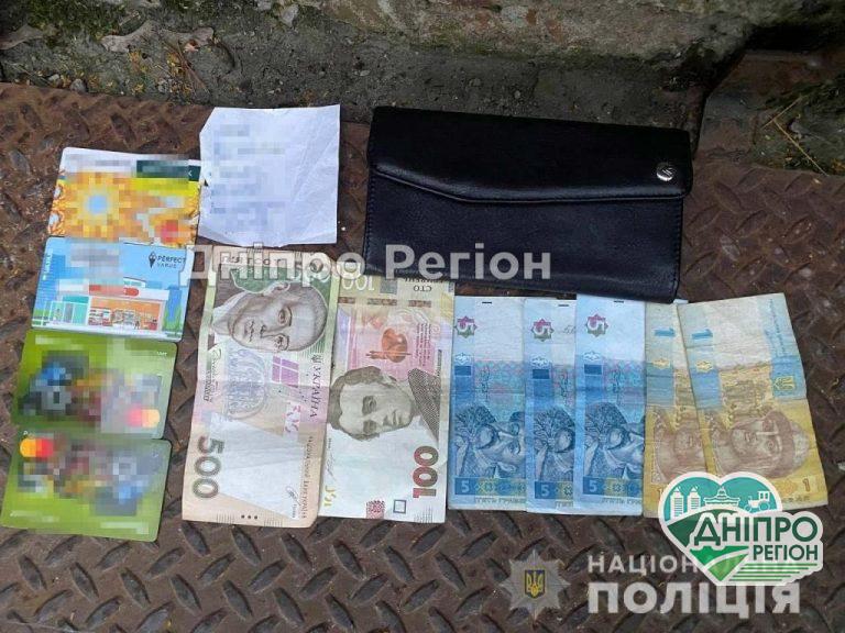 В Днепре у пенсионерки в транспорте вытащили все сбережения: вора задержали