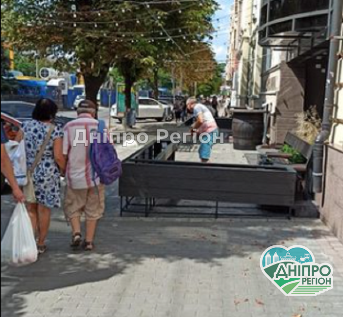 В центре Днепра винный бутик отобрал у прохожих половину тротуара (Фото) В центре Днепра винный бутик отобрал у прохожих половину тротуара (Фото)