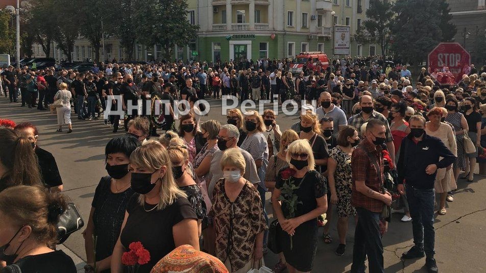 Более 70 тысяч человек пришли попрощаться з мэром Кривого Рога Константином Павловым