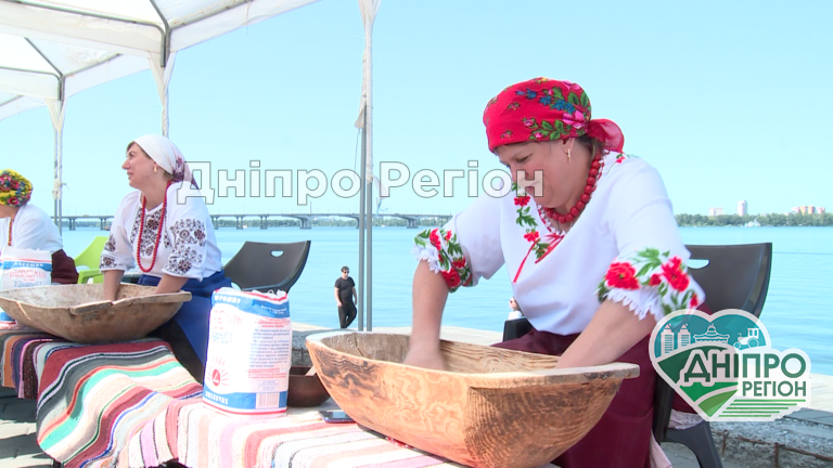 Встановили рекорд: під Дніпром протягом трьох годин готували пшінку-затірку за старовинним рецептом (Відео) На Дніпропетровщині протягом трьох годин готували пшінку-затірку за старовинним рецептом (Відео)