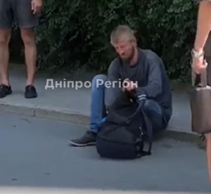 В Днепре люди задержали подозрительного мужчину, который преследовал 11-летнюю девочку