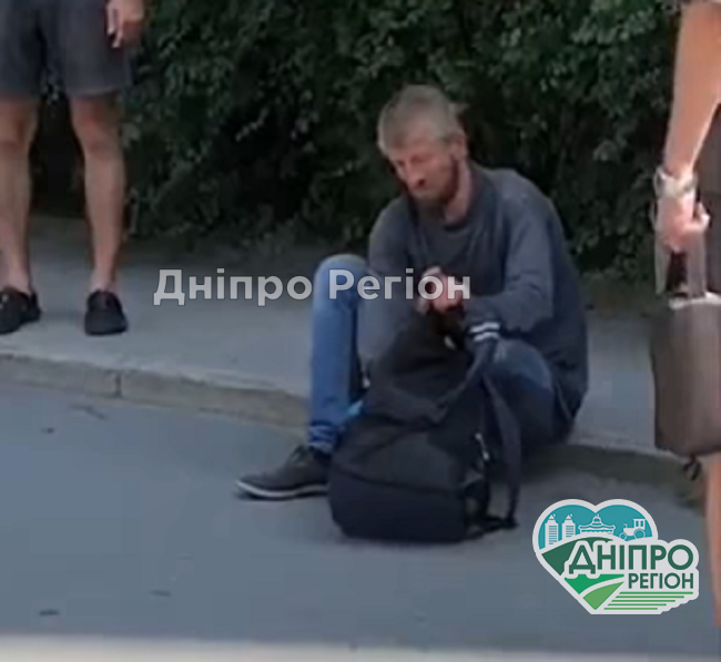 В Днепре люди задержали подозрительного мужчину, который преследовал 11-летнюю девочку В Днепре люди задержали подозрительного мужчину, который преследовал 11-летнюю девочку