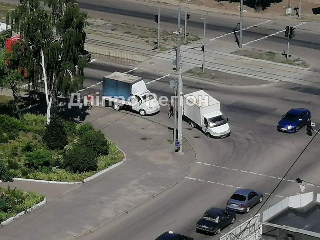 У Дніпрі на з’їзді з мосту автомобіль провалився в яму на асфальті майже всім колесом (ФОТО)