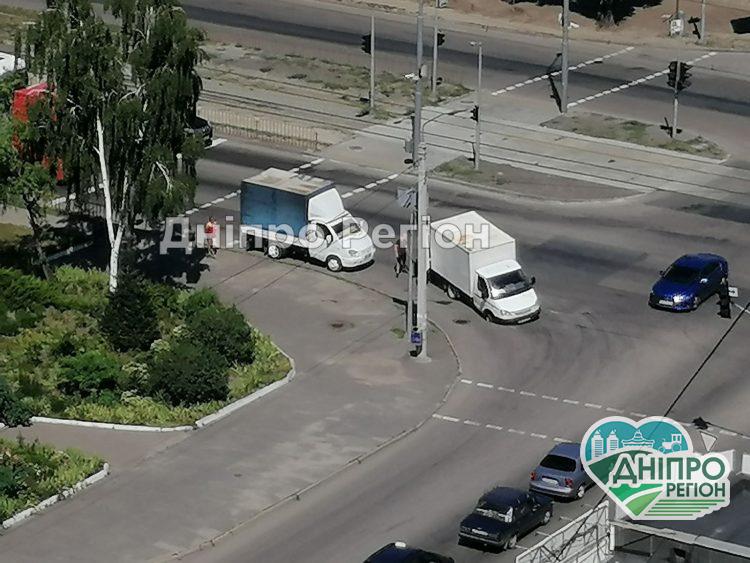 У Дніпрі на з’їзді з мосту автомобіль провалився в яму на асфальті майже всім колесом (ФОТО)