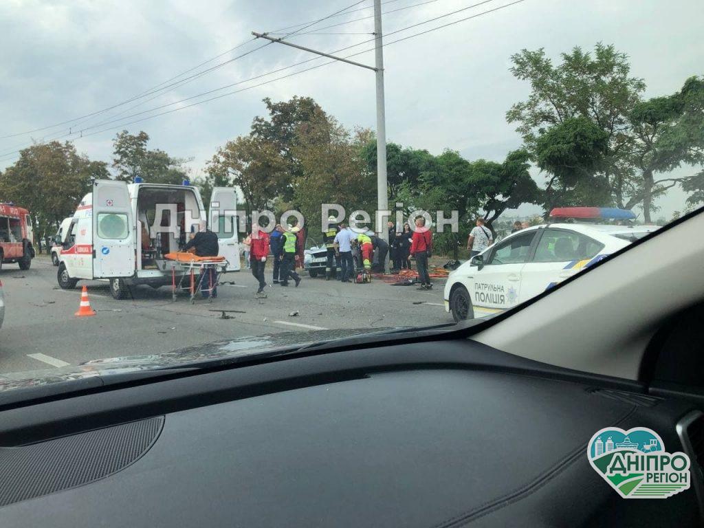 Тройное ДТП на Набережной Заводской: в Днепре женщину вырезают из авто спасатели (Видео) Тройное ДТП на Набережной Заводской: женщину вырезают из авто спасатели (Видео)