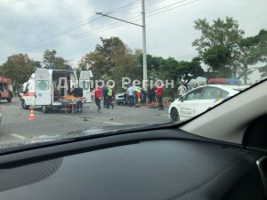 Тройное ДТП на Набережной Заводской: в Днепре женщину вырезают из авто спасатели (Видео)