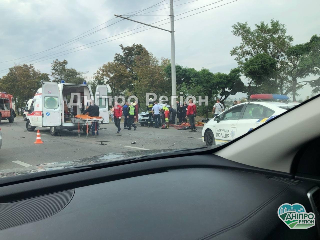Тройное ДТП на Набережной Заводской: женщину вырезают из авто спасатели (Видео)
