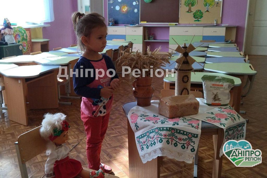 На Дніпропетровщині у дитячому садку в малечі виховують повагу до хліба (Фото) На Дніпропетровщині у дитячому садку у малечі виховують повагу до хліба (Фото)