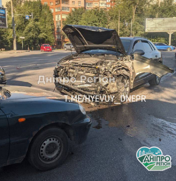 Від удару машини розлетілись: у Дніпрі сталася серйозна ДТП, утворилась велика пробка (Фото)