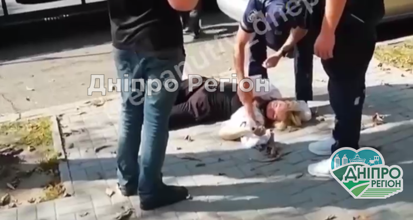 У Дніпрі евакуатор забрав машину у жінки разом з ключами від квартири (відео) Втратила свідомість і впала: у Дніпрі евакуатор забрав машину у жінки разом з ключами від квартири (відео)