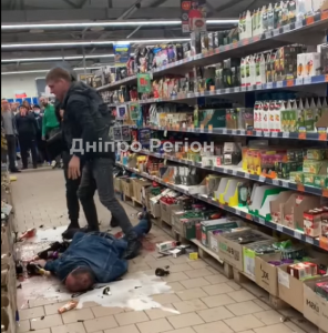 В АТБ били бутылками по голове: в Марганце мужчины жестоко избили покупателя (Видео)