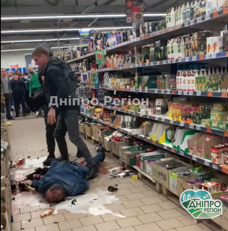 В АТБ били бутылками по голове: в Марганце мужчины жестоко избили покупателя (Видео) Били бутылками по голове: в Марганце мужчины жестоко избили покупателя АТБ (Видео)
