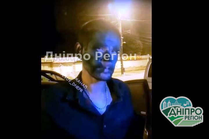 У Дніпрі таксист покарав пасажира: чоловік умивався зеленкою (Відео) Змусив умитись зеленкою: у Дніпрі таксист наказав пасажира (Відео)