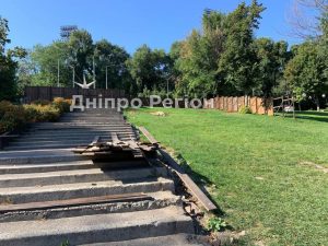 В Днепре в парке Зеленый Гай исчезли качели и разрыли склоны: что случилось