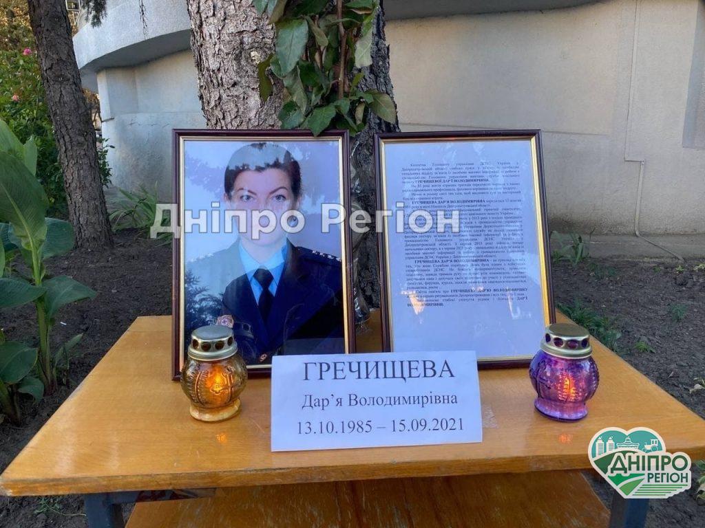 Несуть квіти і лампадки: у Дніпрі всі бажаючі можуть вшанувати пам’ять Дарини Гречіщевої (Фото) Несуть квіти і лампадки: у Дніпрі всі бажаючі можуть вшанувати пам'ять Дарини Гречіщевої (Фото)