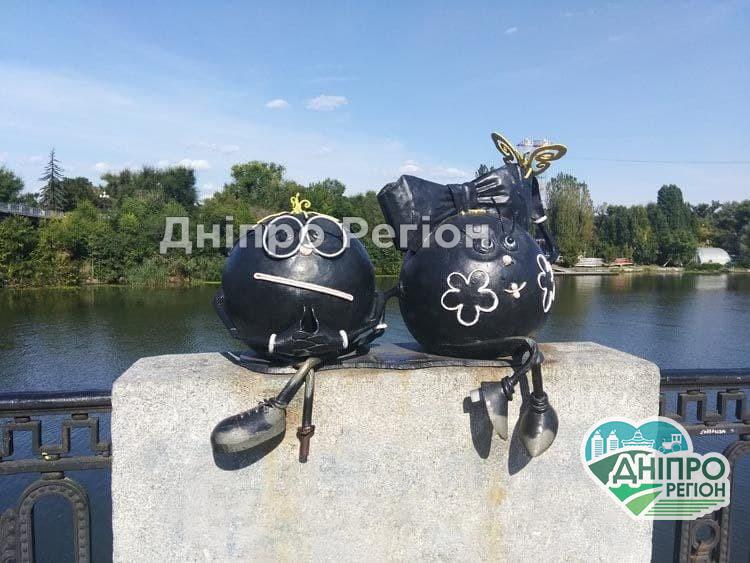 У Дніпрі вандали на Набережній пошкодили скульптуру колобків (Фото) У Дніпрі вандали на Набережній пошкодили скульптуру колобків (Фото)