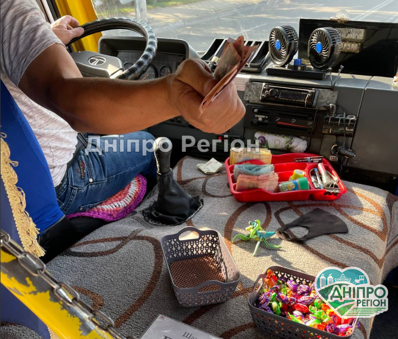 У Дніпрі водій маршрутки пригощає дітей цукерками (Фото) У Дніпрі водій маршрутки пригощає дітей цукерками (Фото)