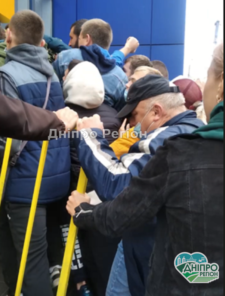 Бились за труси: у Дніпрі студенти на пенсіонери штурмували магазин секонд-хенду (Відео) Бились за труси: у Дніпрі студенти на пенсіонери штурмували магазин секонд-хенду (Відео)