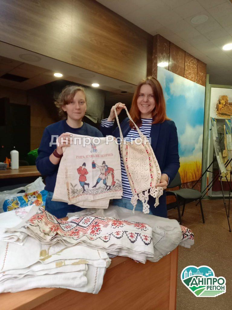 У Дніпрі відома журналістка передала до музею справжній скарб (Фото) У Дніпрі відома журналістка передала до музею справжній скарб (Фото)