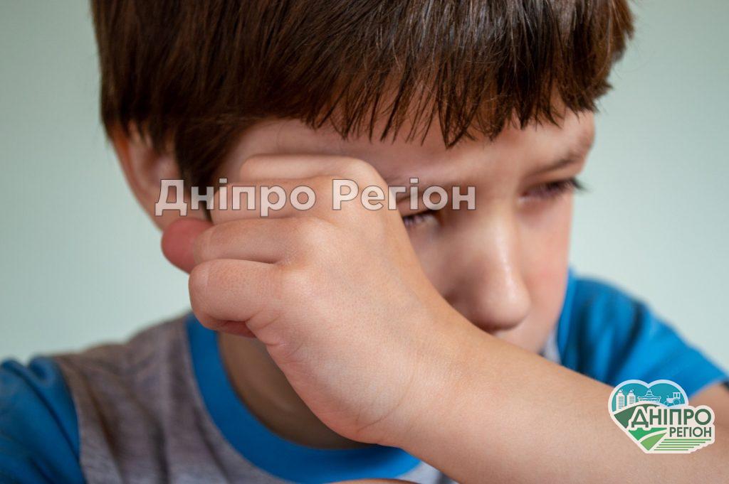 У Дніпрі напали на дитину: у Дніпрі підлітки відібрали сумку у маленького хлопчика У Дніпрі підлітки 11-14 років відібрали сумку у 9-річного хлопця