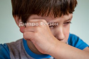 У Дніпрі напали на дитину: у Дніпрі підлітки відібрали сумку у маленького хлопчика