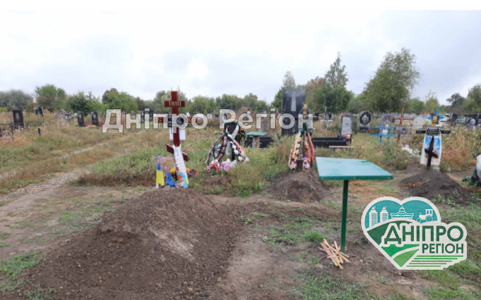 На Новомосковщині розгорівся скандал через землю для облаштування могили загиблого Героя АТО На Новомосковщині розгорівся скандал через землю для облаштування могили загиблого Героя АТО